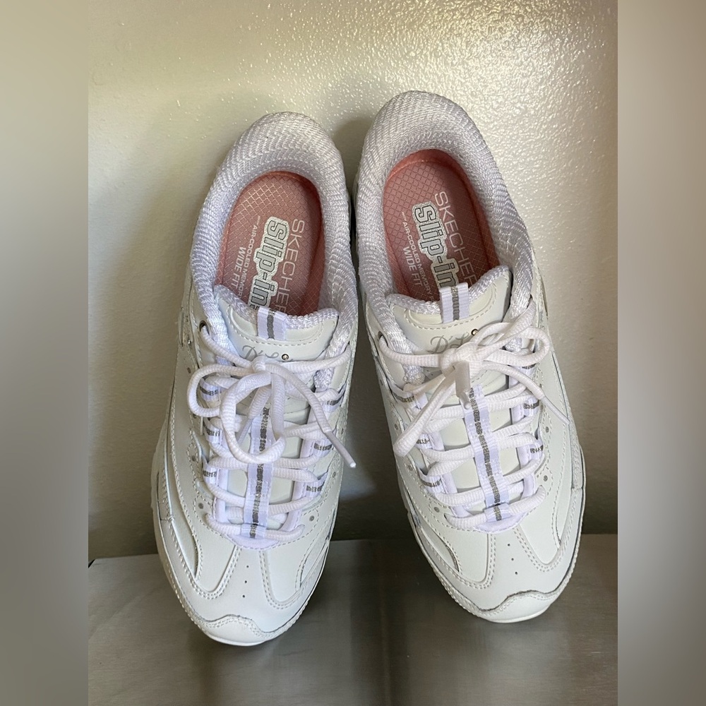 SKECHERS D-LITES SLIP-INS WOMENS WIDE FIT DESIGN